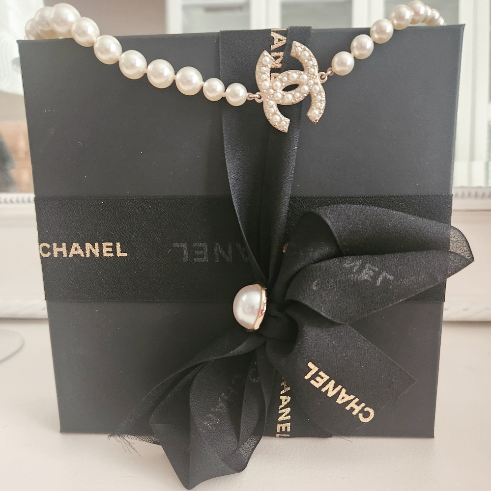 ❌️SOLD DIRECTLY ❌️CHANEL 100th Anniversary Pearl + Charm Necklace - Picture 8 of 16